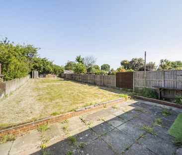 Semi-detached House to rent - Broad Walk, London, SE3 - Photo 4
