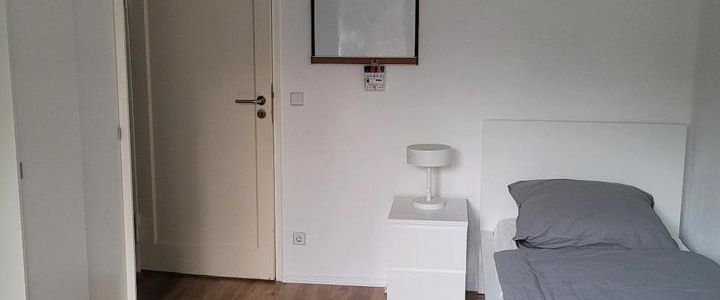 Privates Zimmer mit eigenem Bad, vollmöbliert - bezugsfertig - Photo 1