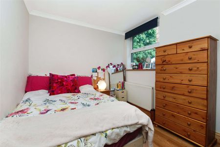 Three bedroom ground floor flat with a private garden. - Photo 3