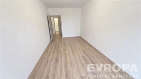 Moderní a světlý byt 2+kk s terasou, garážovým stáním a sklepem, novostavba, U Sportovní školy, Pardubice, k dispozici ihned - Fotografie 4