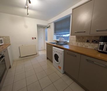 Room in a Shared House, Birrell Road, NG7 - Photo 3