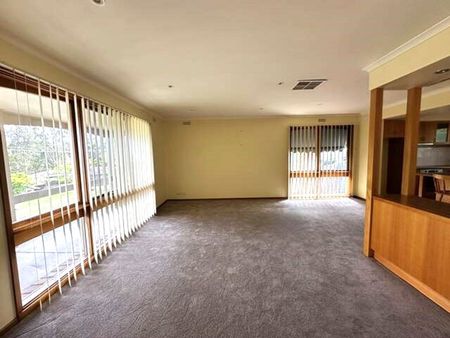 CHARMING 4 BEDROOM FAMILY HOME - Photo 5