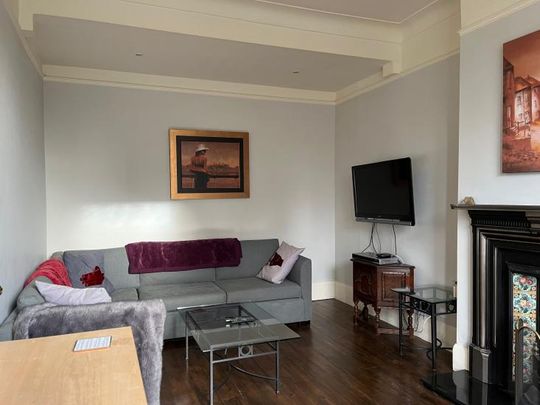 Double room in 5 bed house on quiet street - frequent sole use - Photo 1