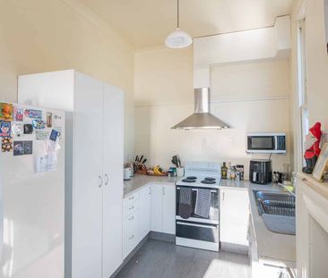 6 Bedroom Flat - New Addition Double Glazing for 2026 !! - Photo 5