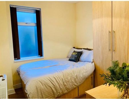 4 bedroom terraced house to rent - Photo 4