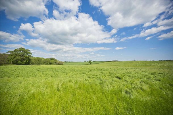 A quintessential English country cottage sitting in an enviable position. - Photo 1