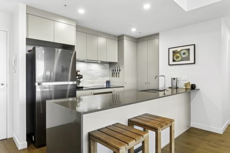 Near new apartment in a prime location! - Photo 2