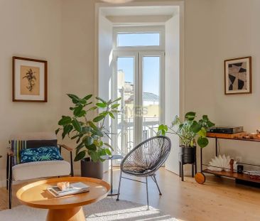 Amplo Apartamento T3+1 Renovado com Luz Natural e Espaço Exterior perto da Graça, Lisboa - Photo 3