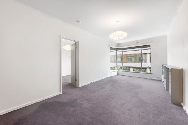 Live on Fawkner Park in landmark building - Photo 1