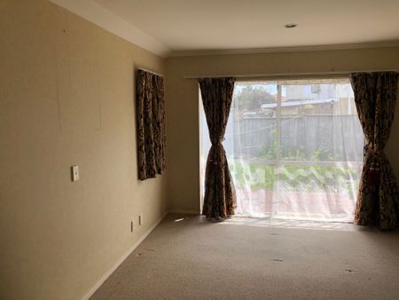 5 Bedroom Home in Flat Bush - Photo 2