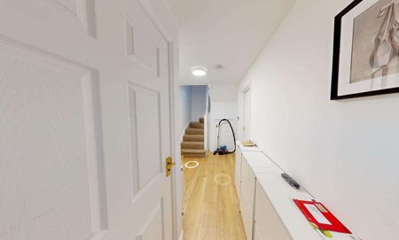 Gorgeous large 5 bedroom detached house with large garden and garage Room 1 - Photo 2