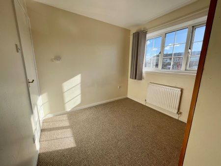 4 bedroom semi-detached house to rent - Photo 2