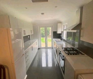 6 bedroom semi-detached house to rent - Photo 4