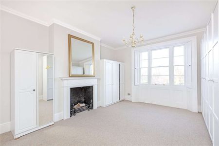 An impressive seven bedroom Grade II listed house on Richmond Green with off-street parking - Photo 5