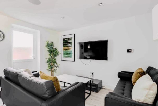 6 Beds 4 Baths - Photo 1