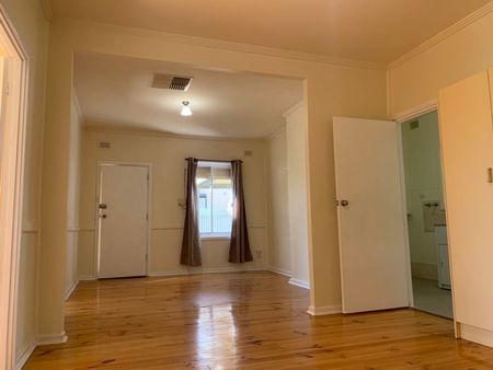 Neat, Low Maintenance Living - Photo 2