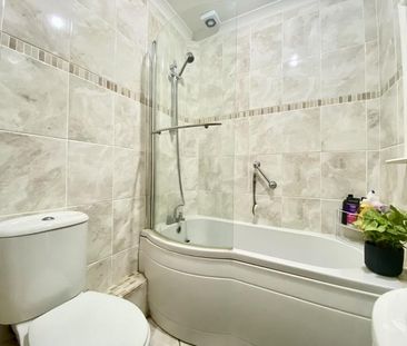 Rideway Close, Camberley - 4 bedrooms Property for lettings - Seymours - Photo 4