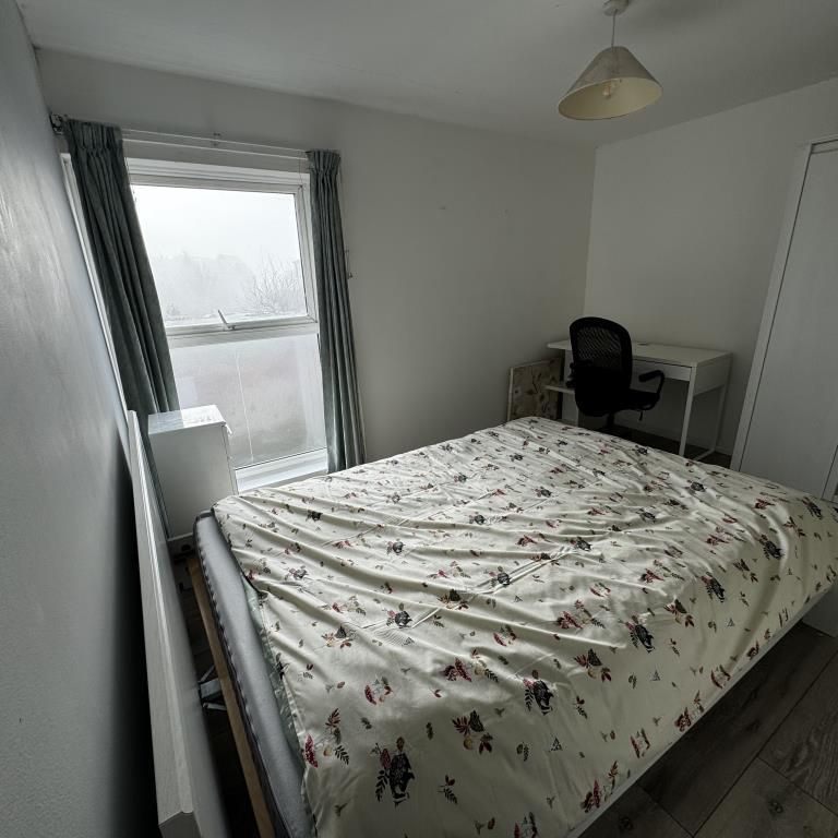 1 bedroom in a house share to rent - Photo 1