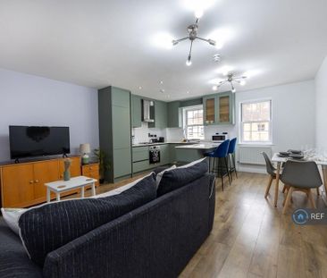 3 bedroom flat to rent - Photo 3