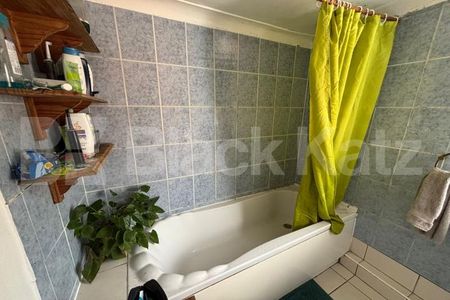 Period house with two bathrooms & patio garden - Photo 4