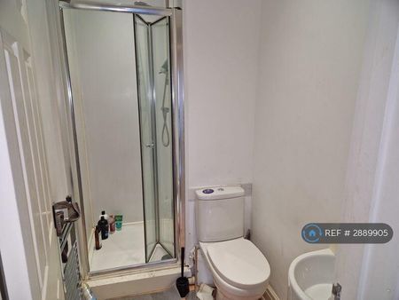 1 bedroom in a house share to rent - Photo 5