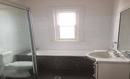 Large Family Home in Parkside Location - Photo 4