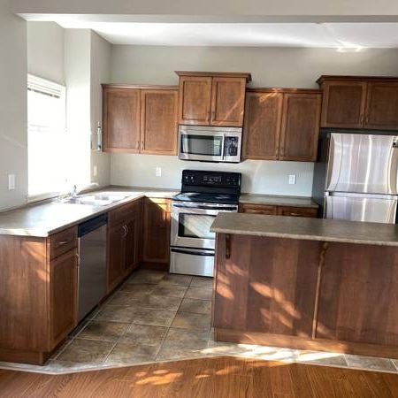 3 BED 2.5 BATHS - HOUSE - Photo 4