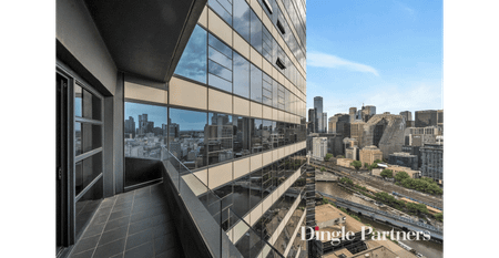 Beautifully Presented One-Bedroom Apartment with City Views - Photo 2