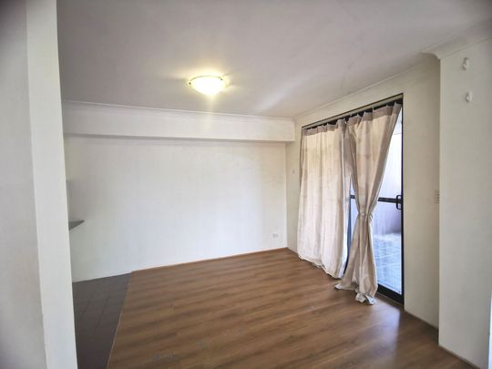 2-Bedroom Apartment with Large Balcony & New Flooring – Prime Rockdale Location - Photo 1