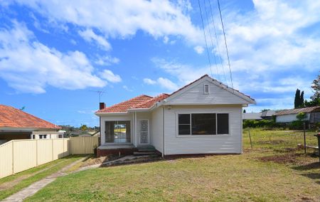 Renovated 3 Bedroom House&excl;&excl; - Photo 2