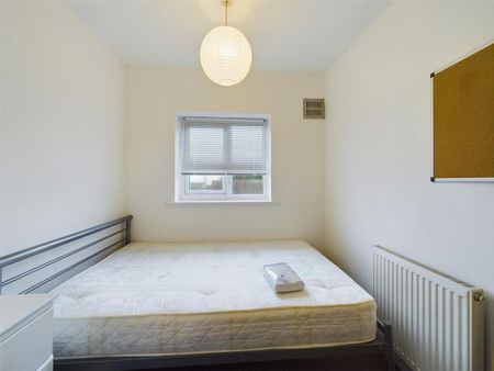 4 bedroom semi-detached house to rent - Photo 5