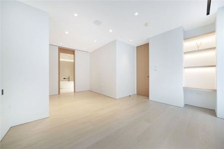 An immaculate three bedroom duplex with private courtyard patio (ground and lower ground floors) that is part of a new modern development in a quiet street close to Holland Park, High Street Kensington and Notting Hill Gate. EPC rating: B | Council Tax Band H - Photo 2