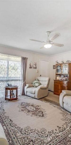 Unfurnished Woodridge House for Rent - Perfect for Your Dream Home! - Photo 1