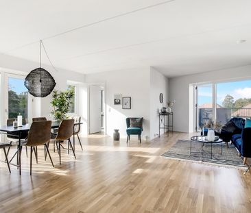 Dejlig 3 vær. bolig højt beliggende. Store vinduer og dejlig lys le... - Photo 3