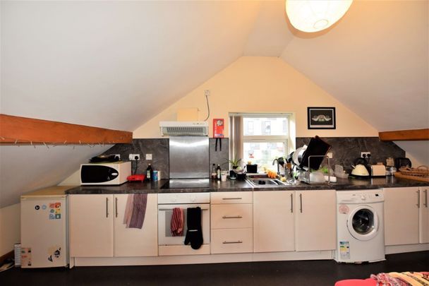 2 bedroom Flat in Low Close Street, Leeds - Photo 1