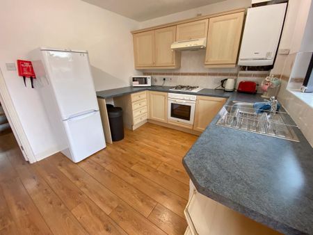 3 bedroom semi-detached house to rent - Photo 5