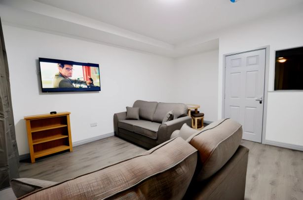 6 Bedroom 2 Bathroom - Photo 1