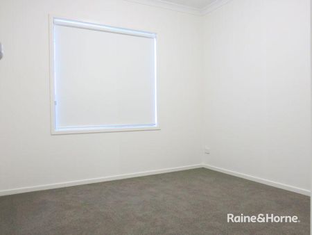 "MODERN 4 BEDROOM FAMILY HOME!" - Photo 4