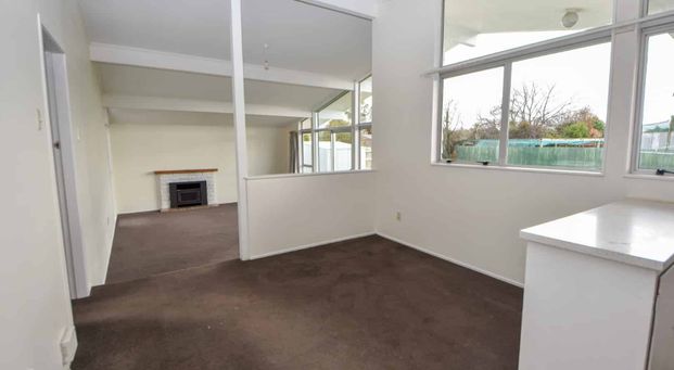 Sunny 3-Bedroom Home in a Great Location – $500 per week - Photo 1