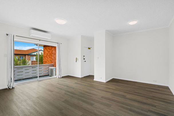 Tastefully Renovated Top Floor Apartment - Photo 1