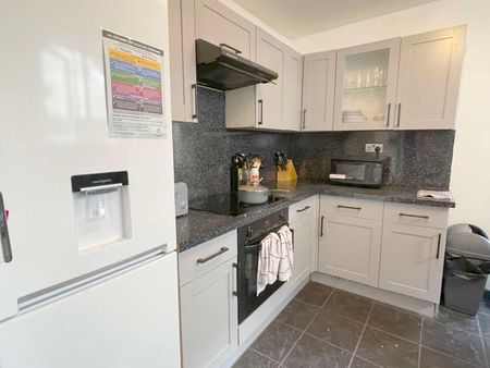 Modern House in Treforest - Photo 4