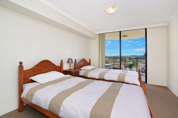 Modern Furnished Apartment with Stunning Ocean & Lake Views - Photo 1