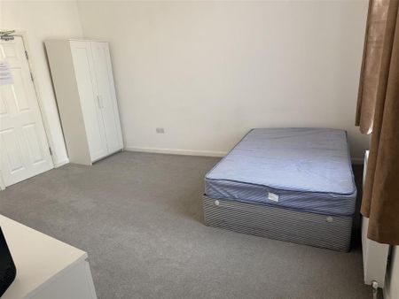 3 bedroom flat to rent - Photo 5