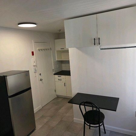 1 1/2 **Non-Fumeur** Chauffé, Éclairé, Semi Meublé, Intercom, WI-FI ($) Caméras de surveillance **Non-Fumeur** - Photo 4