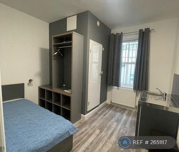 1 bedroom in a house share to rent - Photo 2