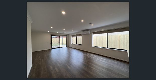 Central family home close to all amenities - Photo 1