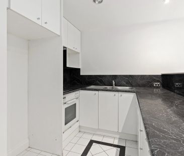 Hidden gem in prime precinct - Photo 3