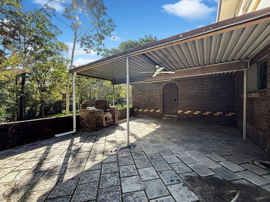 Spacious Family Home in Leafy Cul-De-Sac, with Pool! - Photo 1