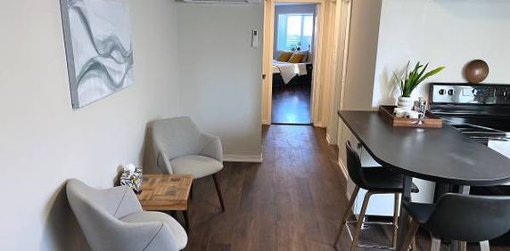 🏠BRIGHT, SPACIOUS 1 + DEN LOWER SUITE - Photo 2