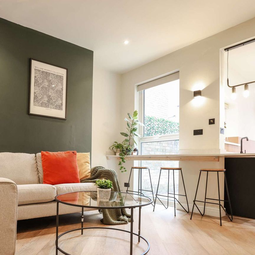 Uk Award Winning, exceptionally high standard, design-led, immaculate, quiet but friendly & sociable shared home in prime location, close to Chester City Centre, transport, good shops and leisure. Room 1 - Photo 1